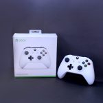 دسته Xbox One S با جعبه
